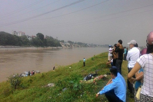 Hà Nội: Một nam thanh niên gieo mình xuống sông tự tử