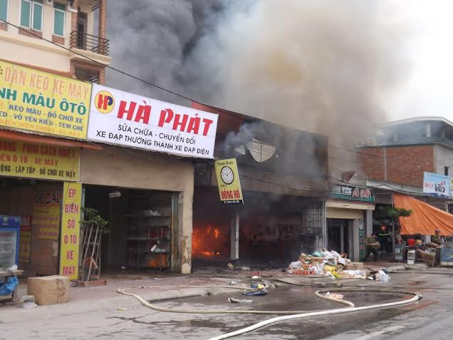 Nghệ An: Cửa hàng sửa chữa xe máy bùng cháy dữ dội