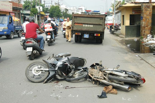 Tin tức tai nạn giao thông ngày 4/11: Lao xe máy vào người đi bộ, 3 người nguy kịch
