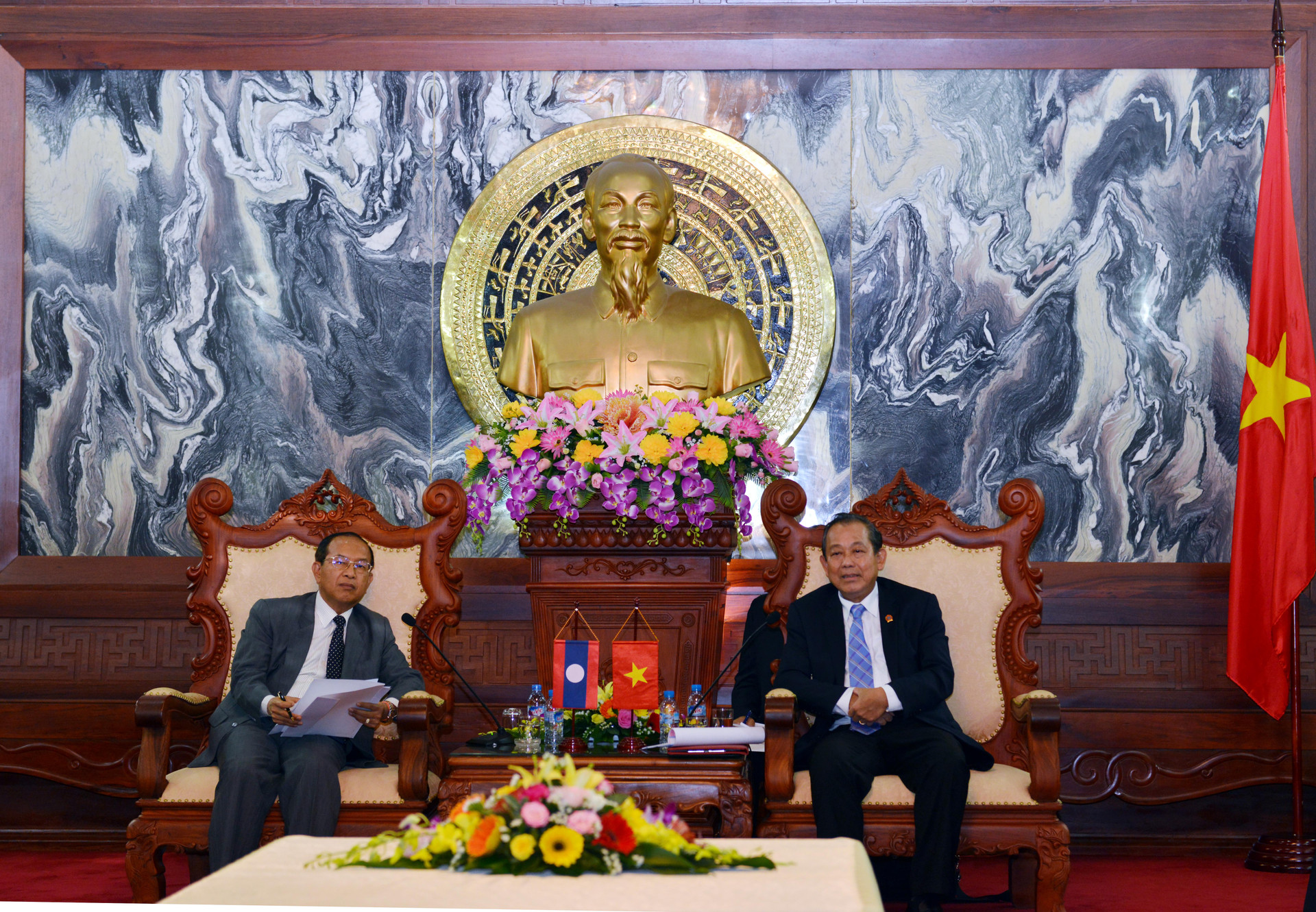 Bí thư Trung ương Đảng, Chánh án TANDTC Trương Hòa Bình chia sẻ kinh nghiệm với Bộ Tư pháp Lào về cải cách tư pháp
