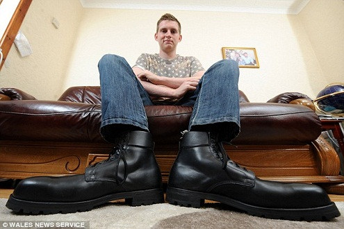 Chuyện về anh chàng có đôi bàn chân dài nhất nước Anh