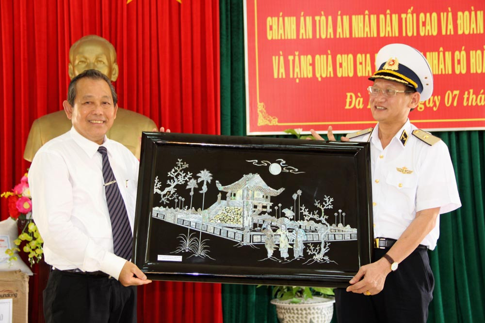 Bí thư TW Đảng, Chánh án TANDTC Trương Hòa Bình thăm và tặng quà Lữ đoàn 172 - Vùng 3 Hải quân