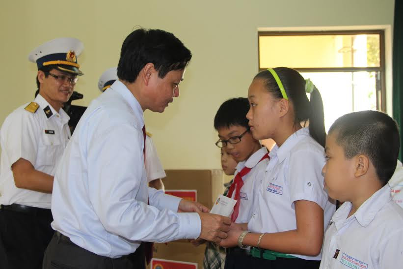 Bí thư TW Đảng, Chánh án TANDTC Trương Hòa Bình thăm và tặng quà Lữ đoàn 172 - Vùng 3 Hải quân