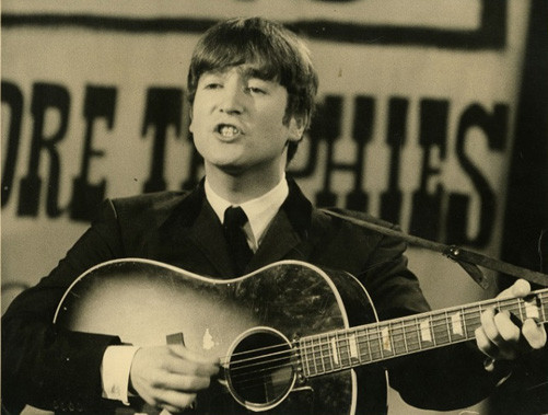 Đàn guitar của John Lennon có giá 2,5 triệu USD