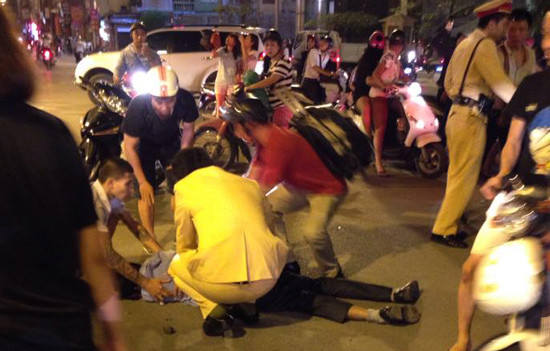 Tai nạn nghiêm trọng trên cầu vượt Chùa Bộc - Thái Hà, hàng chục người nhập viện