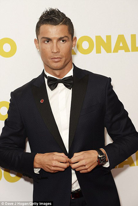 Ronaldo lịch lãm như Jame Bond trong buổi ra mắt phim tài liệu về mình