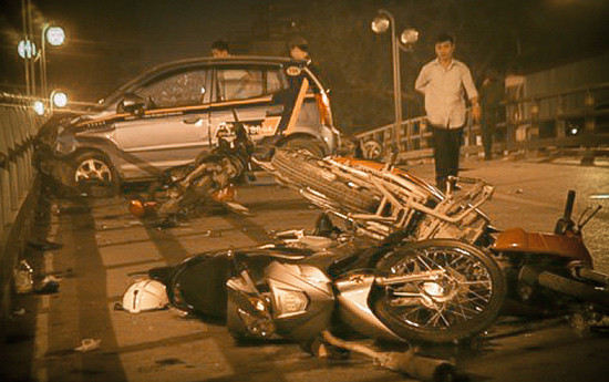 Tai nạn trên cầu vượt Chùa Bộc - Thái Hà: Tài xế taxi có uống rượu và xảy ra va chạm trước khi gây tai nạn
