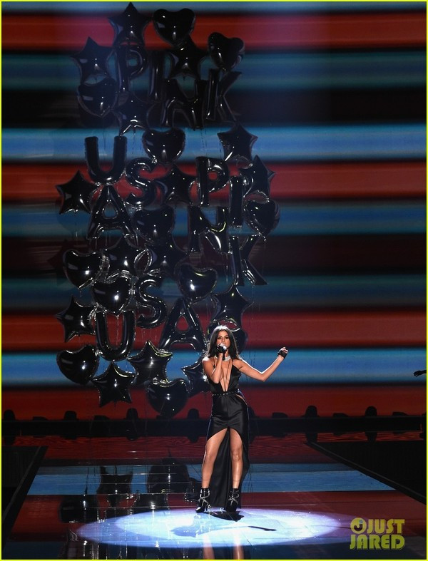 Hình ảnh táo bạo của Selena Gomez trên sân khấu Victoria Secret Fashion Show 2015