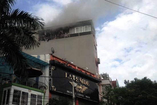 Hà Nội: Cháy lớn ở quán karaoke cao 5 tầng