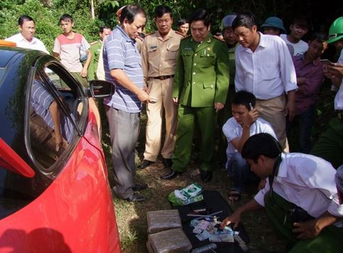 CSGT Quảng Bình truy đuổi và bắt chiếc Audi chở 10kg cần sa