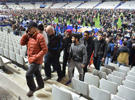 Chùm ảnh CĐV hoảng loạn tại SVĐ Stade de France vì vụ đánh bom liều chết