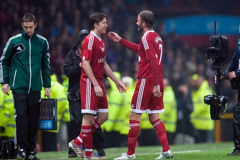 Cha con David Beckham cùng thi đấu trên sân Old Trafford