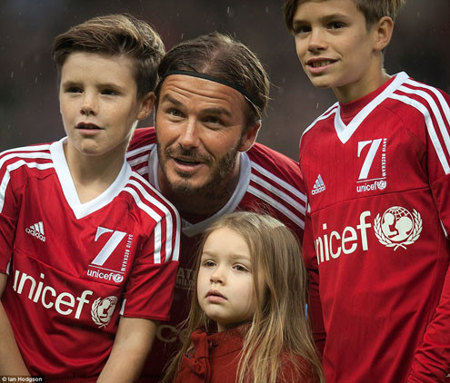 Cha con David Beckham cùng thi đấu trên sân Old Trafford
