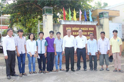 Báo Công lý tặng học bổng cho học sinh nghèo học giỏi huyện Cần Giờ