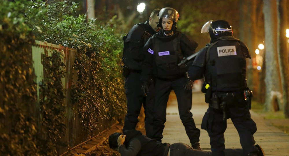 Vụ khủng bố tại Paris: Cảnh sát Pháp bắt giữ nghi phạm đầu tiên