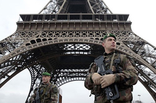 Vụ tấn công khủng bố tại Pháp: Áp lực mở rộng chiến dịch chống IS gia tăng 