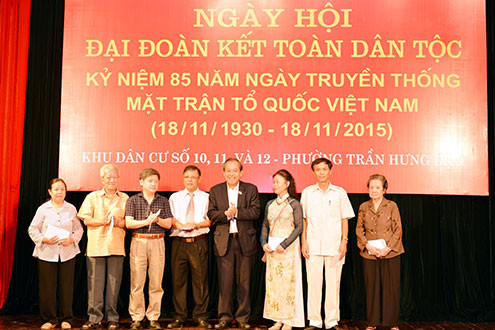 Chủ tịch QH Nguyễn Sinh Hùng dự ngày hội Đại đoàn kết dân tộc với liên khu dân cư phường Trần Hưng Đạo