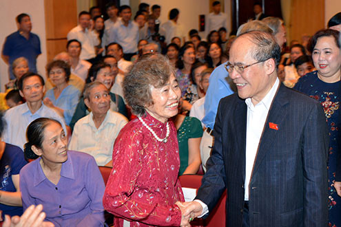 Chủ tịch QH Nguyễn Sinh Hùng dự ngày hội Đại đoàn kết dân tộc với liên khu dân cư phường Trần Hưng Đạo