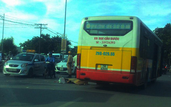 Hà Nội: Va chạm với xe buýt, nam thanh niên chết thảm