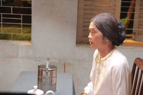 Hoài Linh đóng hai vai trong phim Già gân, mỹ nhân và găng tơ