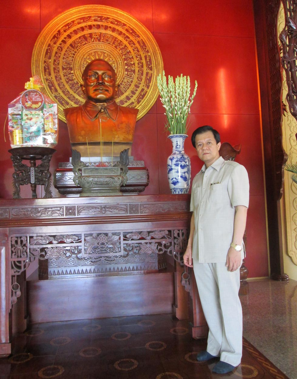 Đồng chí Lê Hồng Quang, nguyên Phó Chánh án TANDTC, Phó Bí thư Thường trực Tỉnh ủy Tiền Giang thăm Khu lưu niệm Chủ tịch Tôn Đức Thắng