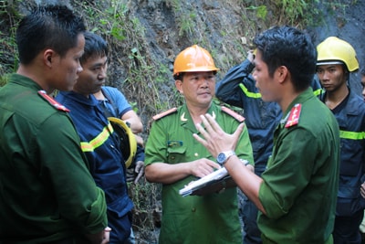 Huy động 20 nhân viên cứu hộ hầm mỏ chuyên nghiệp đến hiện trường vụ sập lò than