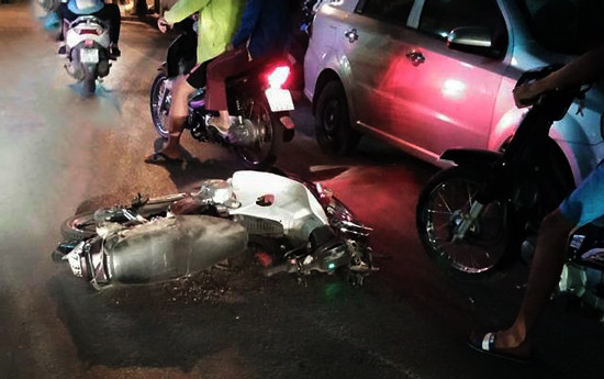 Ô tô kéo lê xe máy trên phố sau khi gây tai nạn