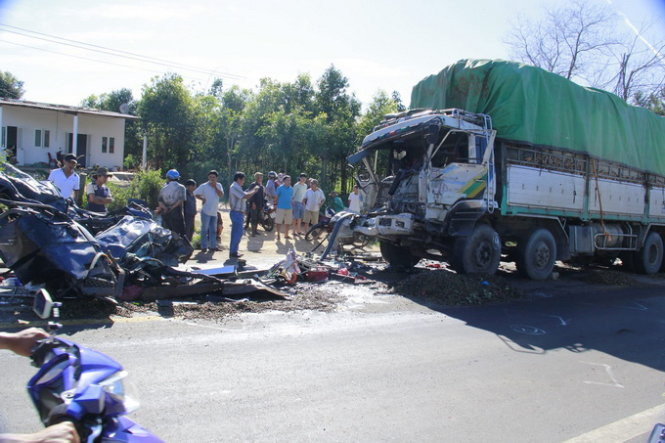 Gia Lai: Xe tải đấu đầu, hai người tử nạn
