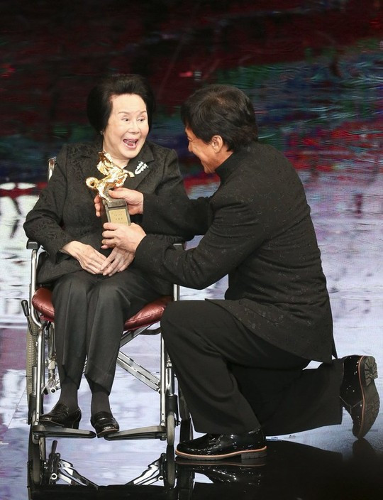 Tin tức giải trí 22/11: Vân Trang bất ngờ lên xe hoa