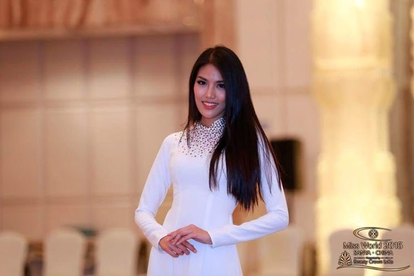 Lan Khuê diện áo dài trắng gây chú ý trên thảm đỏ Miss World 2015