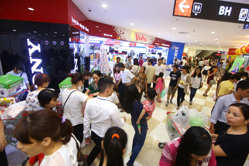 Hàng ngàn lượt khách đến Vincom Center Nguyễn Chí Thanh