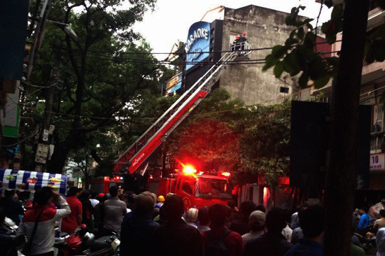 Quán karaoke bốc cháy, cảnh sát dùng xe thang dập lửa
