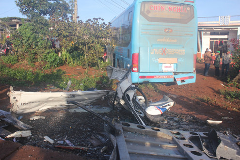 Đắk Lắk: Xe khách đối đầu xe tải, 3 người thương vong