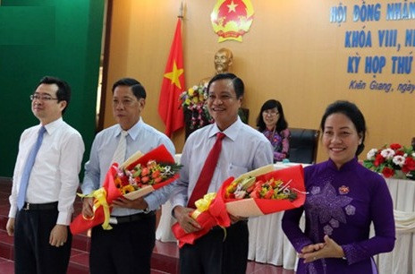 Ông Phạm Vũ Hồng (thứ 2 từ phải sang) được HĐND tỉnh Kiên Giang bầu làm Chủ tịch tỉnh này gần 1 tháng trước (ảnh: Kiengiang.gov.vn).
