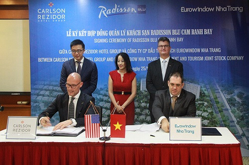 Eurowindow Nha Trang ký hợp đồng quản lý khách sạn Radisson Blu Cam Ranh Bay với Carlson Rezidor Hotel Group