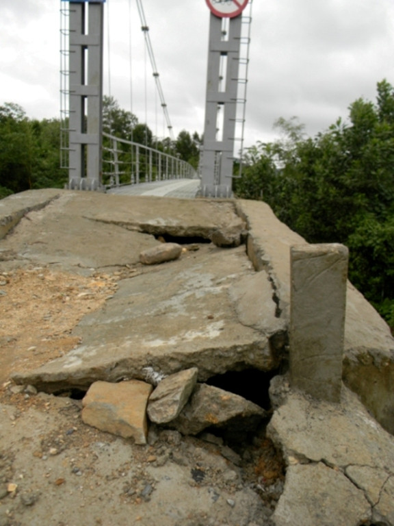 Quảng Nam: Cầu treo dân sinh vừa khánh thành đã sụt lở nghiêm trọng