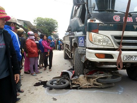 Nam thanh niên bị xe tải cán tử vong trên đường quê