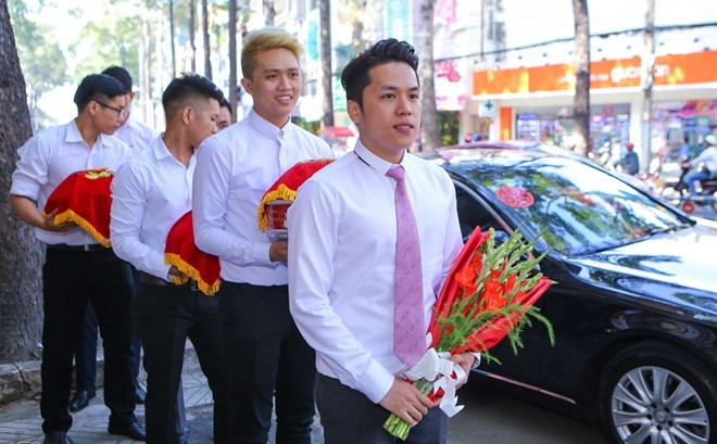 Con trai HH Diễm Hương lần đầu lộ diện trong ngày cưới của bố mẹ