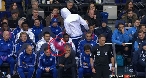 Bất bình với HLV Mourinho, Costa ném áo