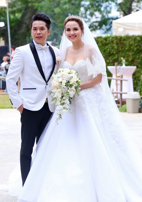 Chiêm ngưỡng 4 chiếc váy cưới của Hoa hậu Diễm Hương