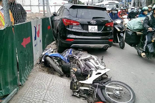 Hà Nội: Xe ô tô đi ngược chiều gây tai nạn liên hoàn