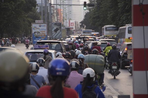 Tai nạn liên hoàn trên cầu vượt, đường Láng Hạ-Lê Văn Lương ùn tắc kéo dài