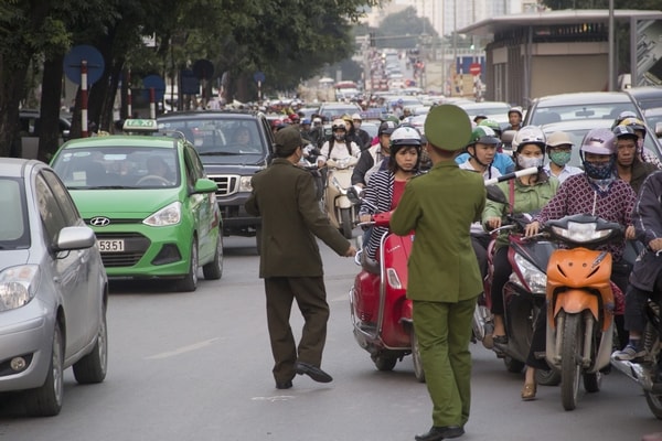 Tai nạn liên hoàn trên cầu vượt, đường Láng Hạ-Lê Văn Lương ùn tắc kéo dài