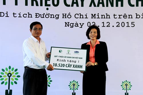 Vinamilk và Quỹ 1 triệu cây xanh cho VN trồng cây tại Khu di tích đường Hồ Chí Minh trên biển