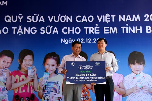 Vinamilk và Quỹ 1 triệu cây xanh cho VN trồng cây tại Khu di tích đường Hồ Chí Minh trên biển
