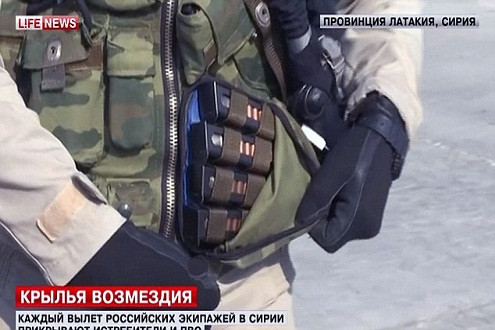 Phi công Nga được trang bị súng ngắn và AK, sau vụ Su-24 bị bắn rơi