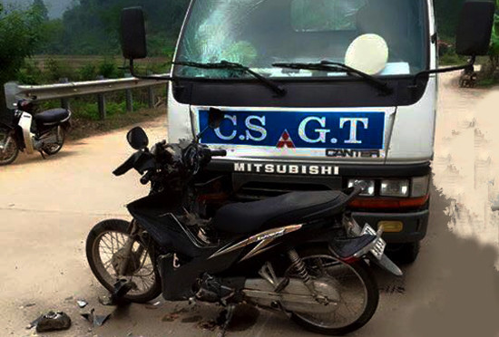 Tin tức tai nạn giao thông ngày 2/12: Xe CSGT va chạm xe máy, 1 người tử vong