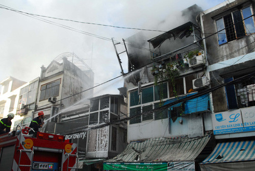 TPHCM: Cháy nhà 2 tầng, người dân hốt hoảng tháo chạy