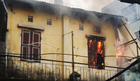 Hà Nội: Nhà 3 tầng trên phố Đê La Thành bốc cháy dữ dội
