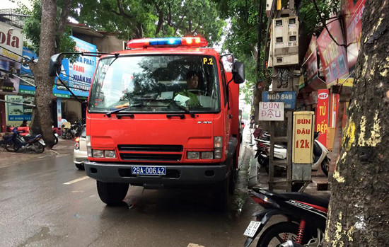 Hà Nội: Nhà 3 tầng trên phố Đê La Thành bốc cháy dữ dội